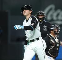 　６回、自打球が当たり、痛がる清宮（撮影・中島達哉）