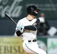 　８回、右前打を放つ清宮（撮影・中島達哉）