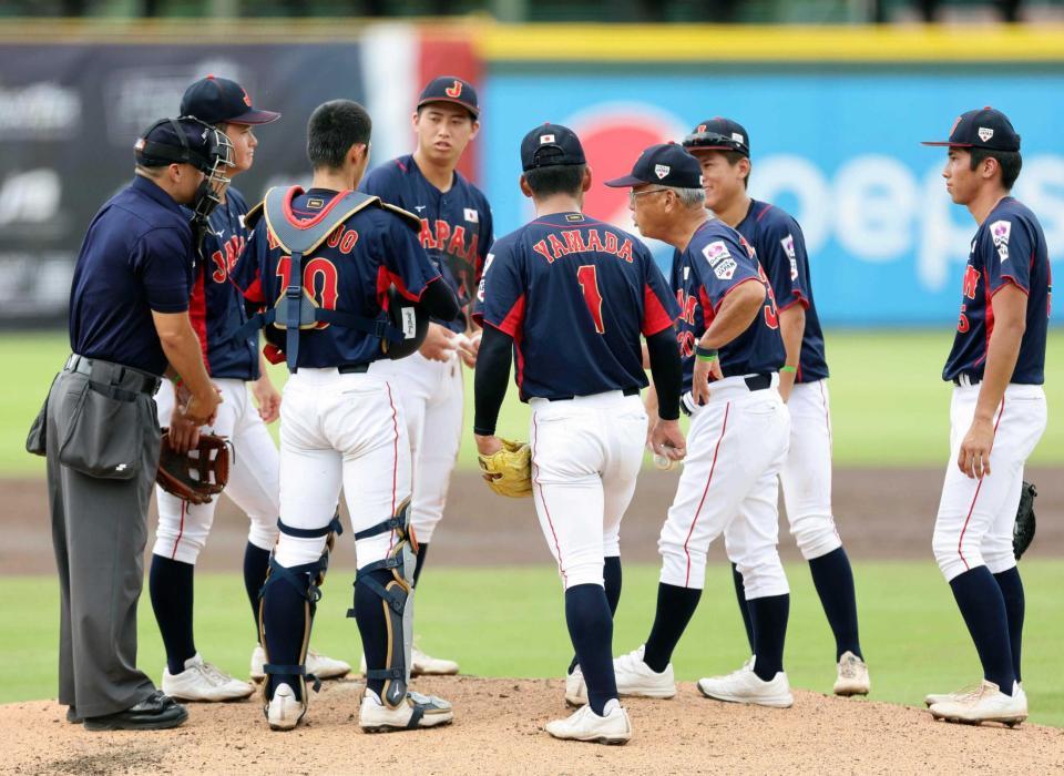 　１回、マウンドに集まり馬淵監督（右から２人目）の指示を聞く山田（１）ら日本代表ナイン（共同）