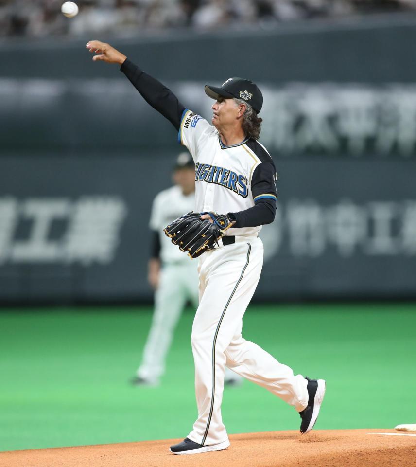 　ファイターズレジェンドメモリアルピッチセレモニーで投球するヒルマン元監督（撮影・中島達哉）