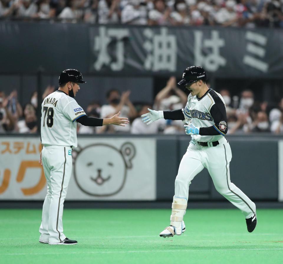 　２回、先制ソロ本塁打を放ち、笑顔でダイヤモンドをまわる清宮（右）＝撮影・中島達哉