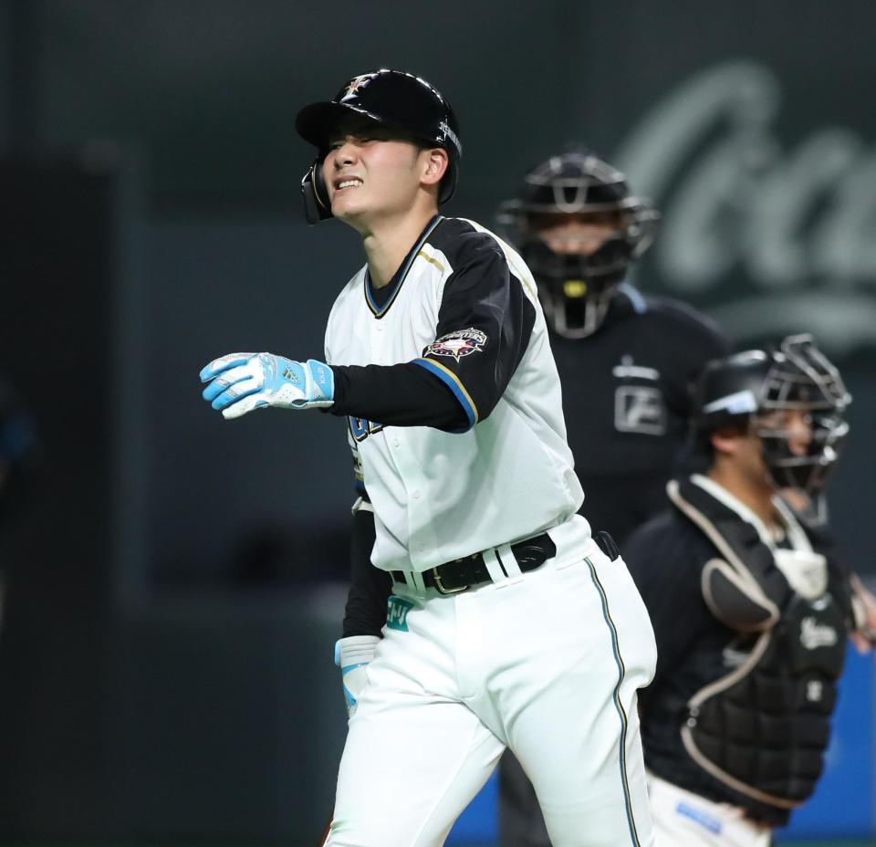 　６回、自打球が当たり、痛がる清宮（撮影・中島達哉）