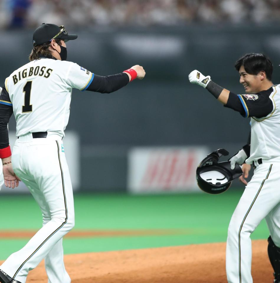 　９回、サヨナラ適時打を放った上川畑（右）とグータッチを交わす新庄ビッグボス（撮影・中島達哉）