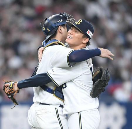 　試合に勝利し、喜ぶ山本と若月（左）＝撮影・石井剣太郎