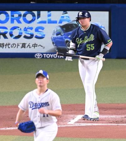 　６回、四球を選ぶ村上（撮影・堀内翔）