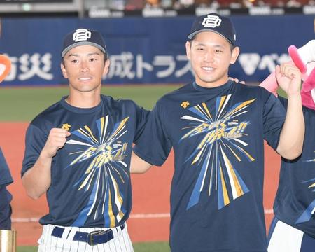 　ポーズを決める福田と宮城（右）＝撮影・石井剣太郎