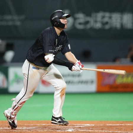 　９回、右越えに勝ち越し３ランを放つ安田（撮影・中島達哉）