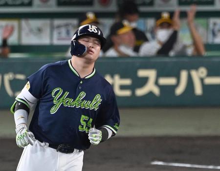 　４回、左飛に倒れた村上は悔しがる（撮影・田中太一）