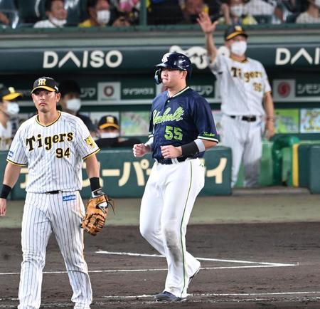 　６回、申告敬遠で歩かされる村上（撮影・田中太一）