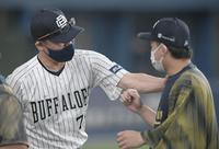 　試合後、宮城をねぎらう中嶋監督（左）＝撮影・石井剣太郎