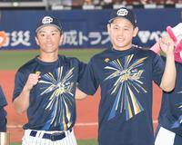 　ポーズを決める福田と宮城（右）＝撮影・石井剣太郎