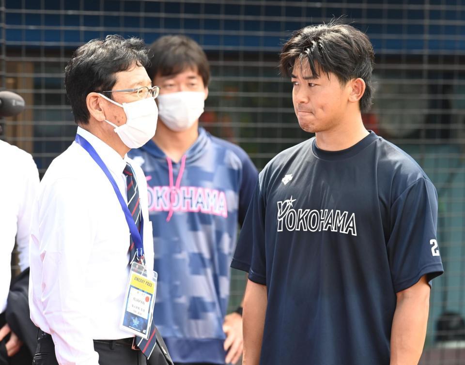 　栗山監督（左）と言葉を交わす今永（撮影・高石航平）