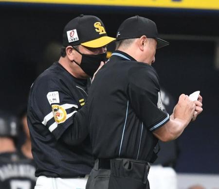 　選手の交代を告げる藤本監督（左）＝撮影・石井剣太郎