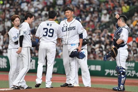 　引退登板を行いナインと握手する内海（撮影・佐々木彰尚）