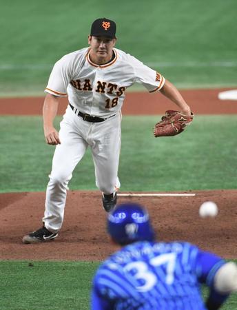 　１回、楠本（手前）と対戦する菅野（撮影・佐藤厚）