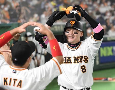 　６回、丸は右越えに２７号ソロを放ち、丸ポーズを決める（撮影・佐藤厚）