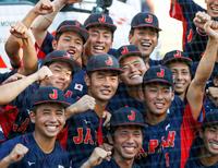 ３位決定戦で韓国に勝利し、喜ぶ日本ナイン＝サラソタ（共同）