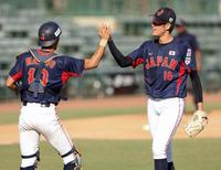 ３位決定戦で韓国に勝利し、タッチを交わす松尾（左）と川原＝サラソタ（共同）