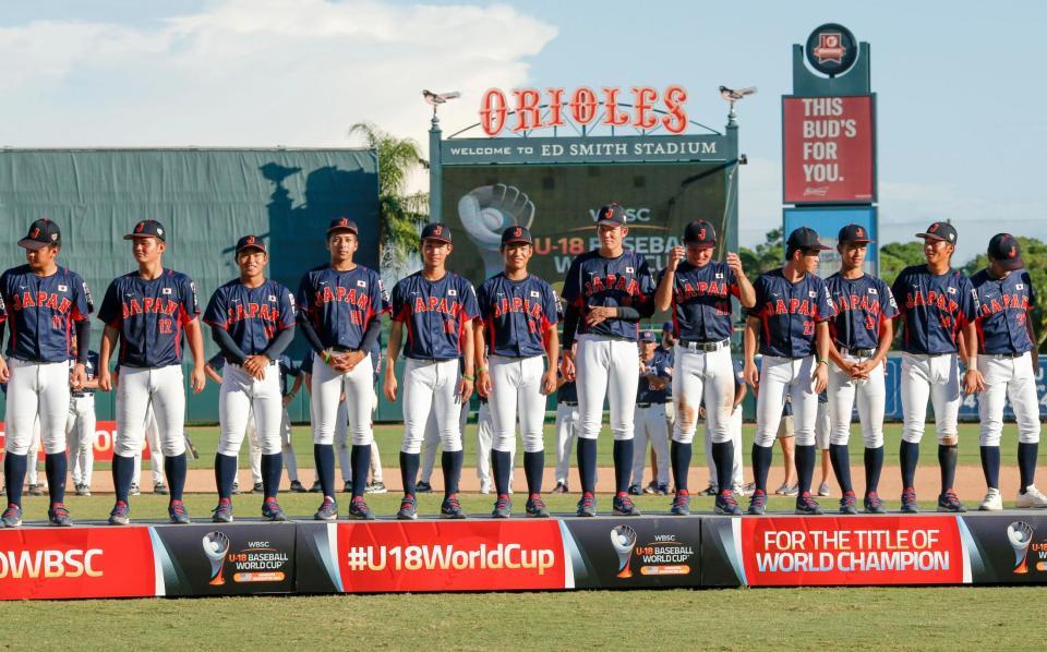 野球のＵＷ杯で３位となり、表彰式に臨む日本ナイン＝サラソタ（共同）