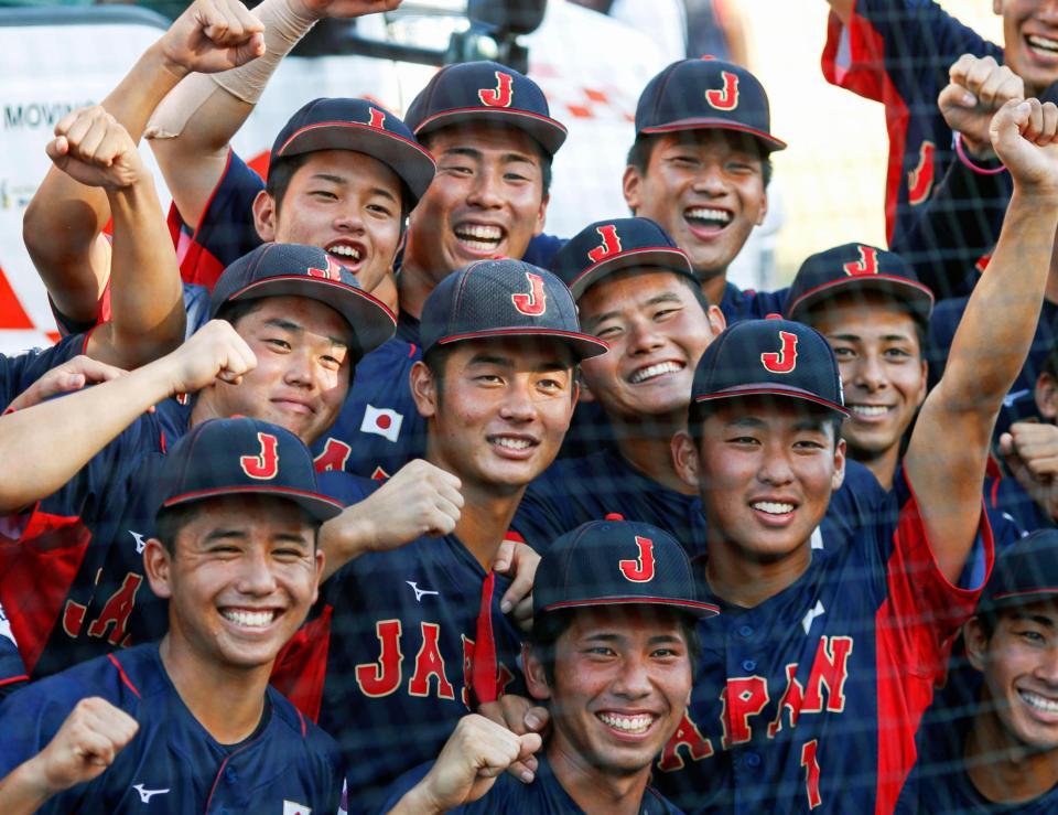 ３位決定戦で韓国に勝利し、喜ぶ日本ナイン＝サラソタ（共同）