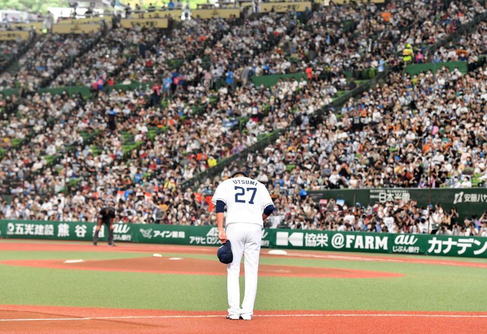 　一礼しマウンドに向かう内海（撮影・佐々木彰尚）