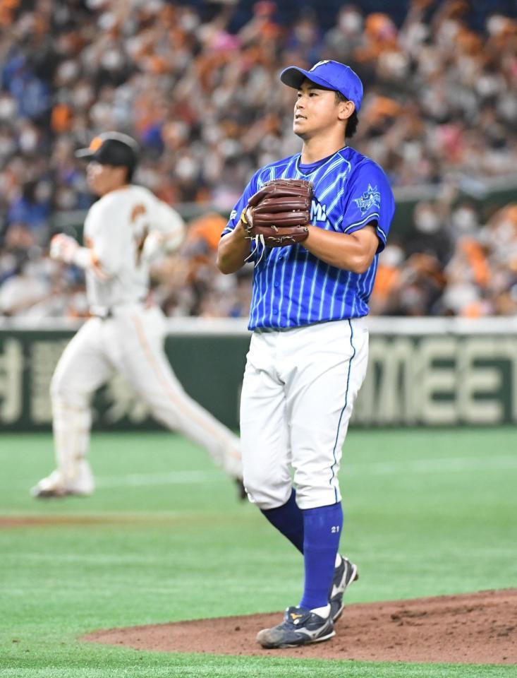 　２回、今永は大城（左）に勝ち越し２ランを打たれる（撮影・佐藤厚）