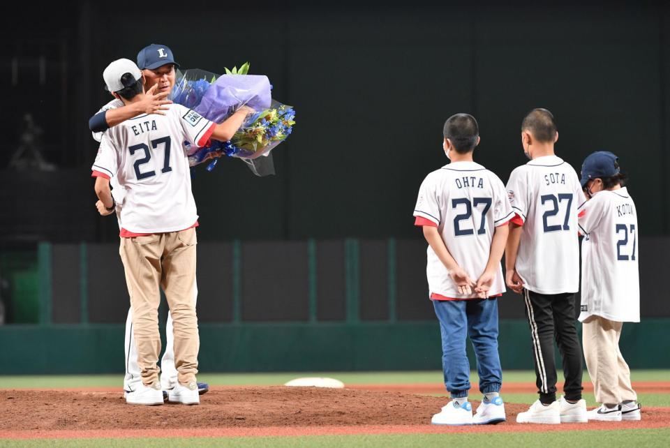 　子どもたちから花束を贈られた内海（撮影・佐々木彰尚）