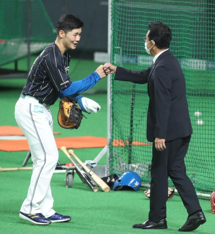 日本ハム・清宮（左）とグータッチを交わす侍ジャパン・栗山監督＝札幌ドーム（撮影・中島達哉）