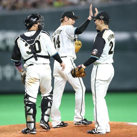 　完封勝利を挙げ、清宮（右）らとタッチを交わす加藤（中央）＝撮影・中島達哉