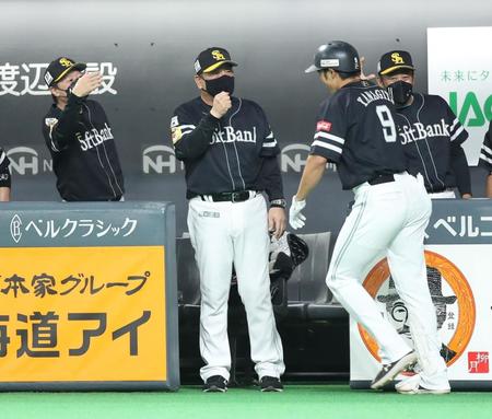 　４回、ソロ本塁打を放った柳田（右から２人目）をベンチで迎える藤本監督（中央）＝撮影・中島達哉