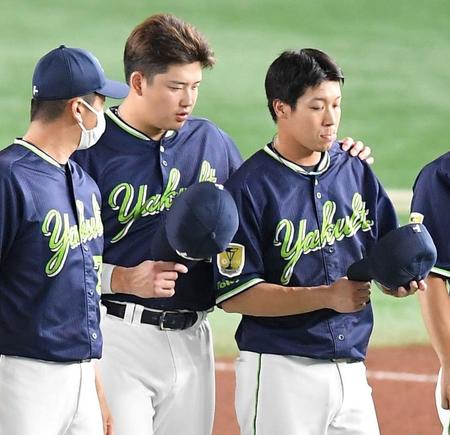 　試合後、山田（右）の肩を抱く村上（撮影・伊藤笙子）