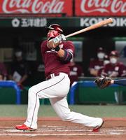 　１１回、浅村は中越えにソロを放つ（撮影・佐々木彰尚）