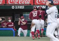 　７回、小深田の２点適時二塁打で二者が生還し喜ぶ石井監督（撮影・佐々木彰尚）