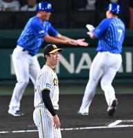 　１回、佐野に先制ソロを許す青柳（撮影・田中太一）