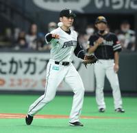 　２回、川瀬のゴロを処理し、本塁へ悪送球する清宮（撮影・中島達哉）