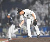 　８回、吉田正に勝ち越しの右越えソロを打たれた西野（撮影・開出牧）