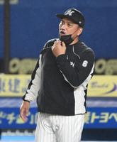 　７回、投手交代を告げる井口監督（撮影・開出牧）