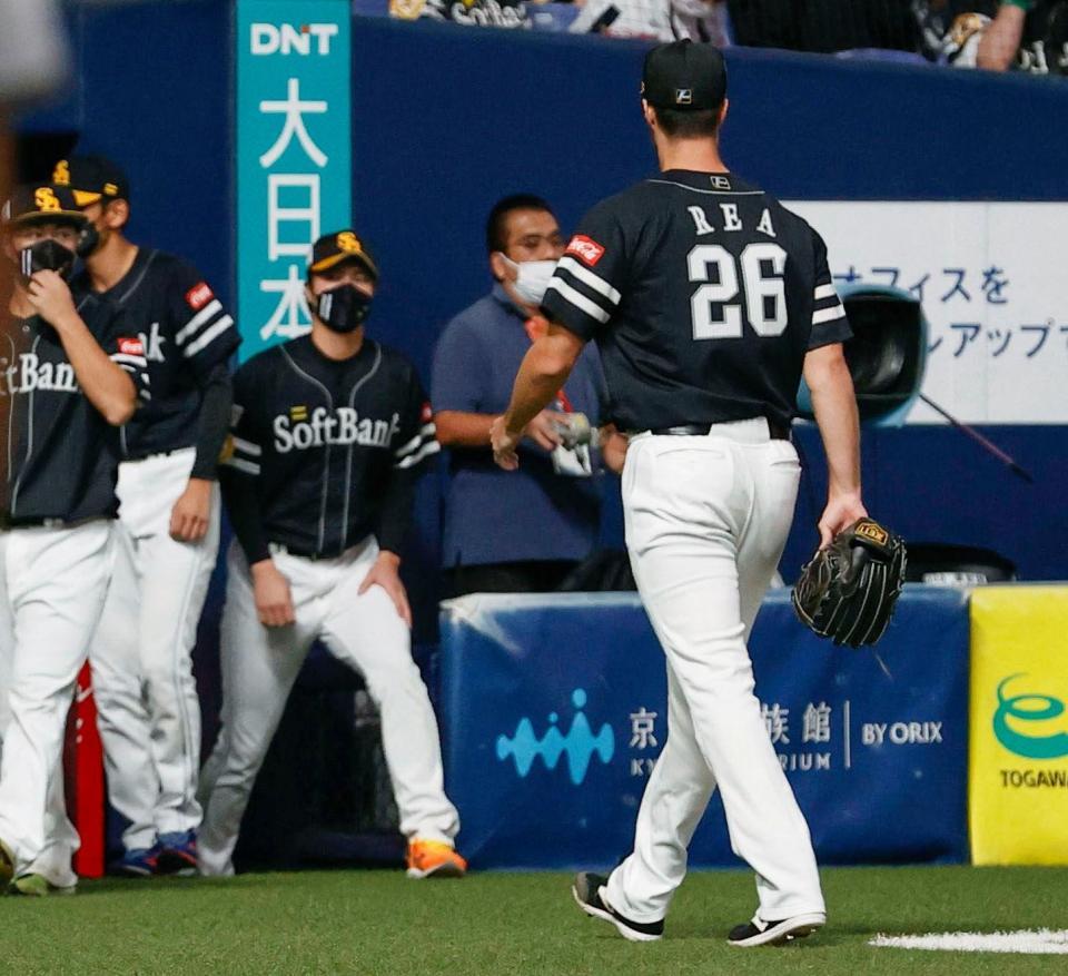 　１０回、サヨナラ打を許し、ベンチに戻るレイ（右）