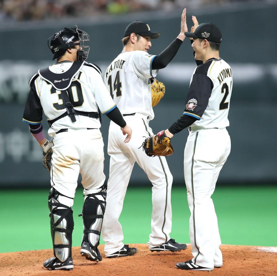 　完封勝利を挙げ、清宮（右）らとタッチを交わす加藤（中央）＝撮影・中島達哉