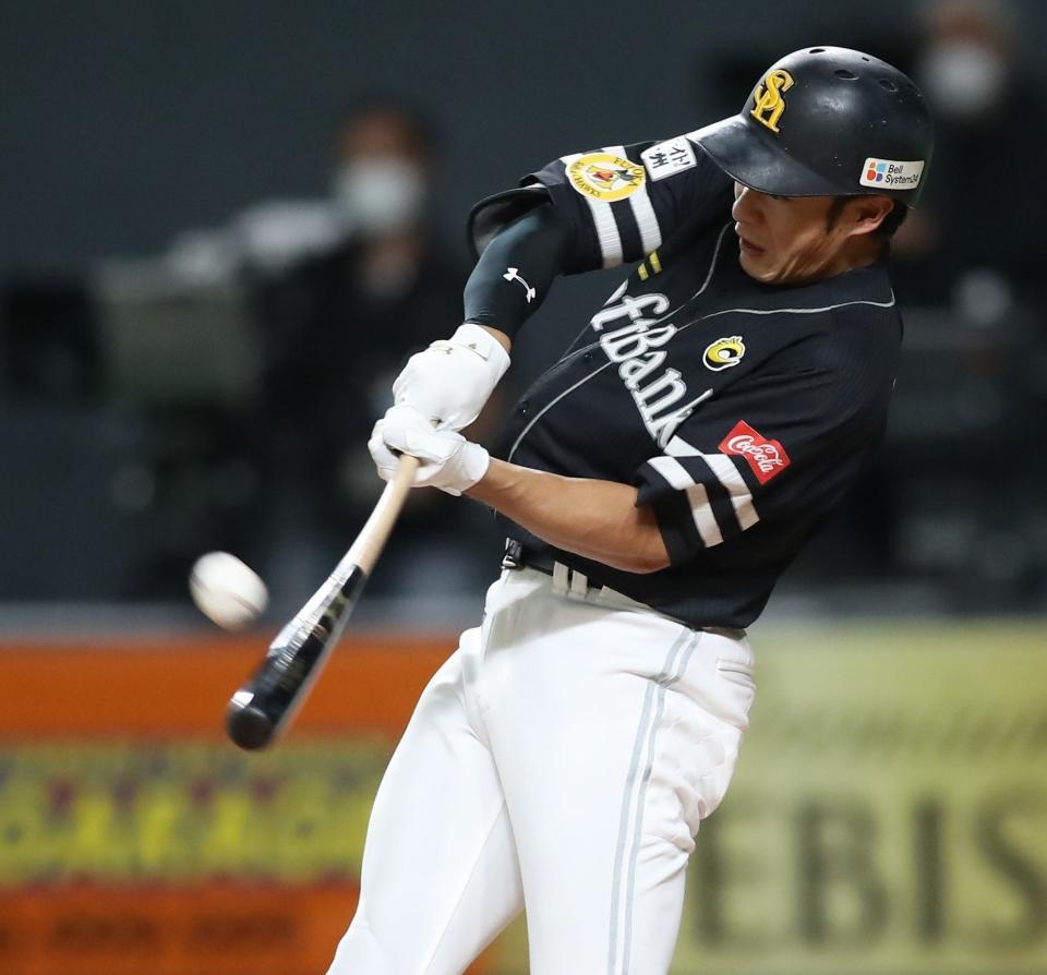 　４回、右中間へソロを放つ柳田（撮影・中島達哉）