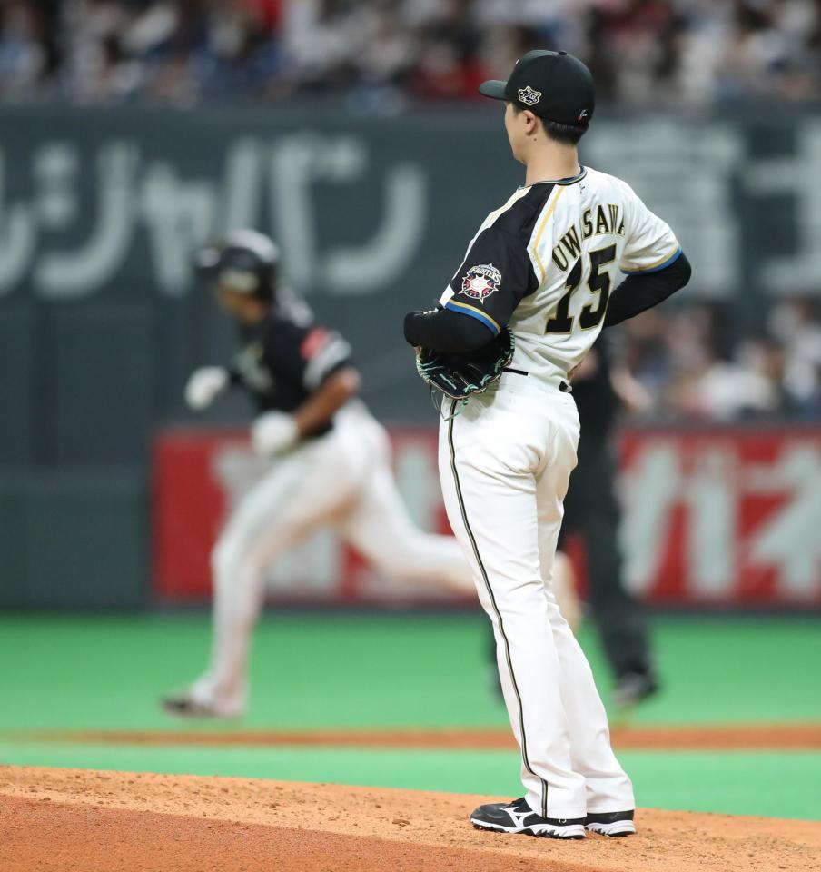 　４回、柳田（奥）にソロ本塁打を浴びる上沢（撮影・中島達哉）