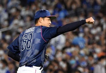 　６回、ウォーカーを空振り三振に打ち取り、ガッツポーズする森原（撮影・佐藤厚）