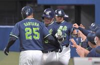 　４回、逆転３ランを放ったサンタナ（左）を祝福する村上（中央）＝撮影・高部洋祐