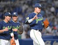 　中日に快勝し、ポーズを決める村上（右）。左は笑顔を見せる山田と塩見（撮影・高部洋祐）