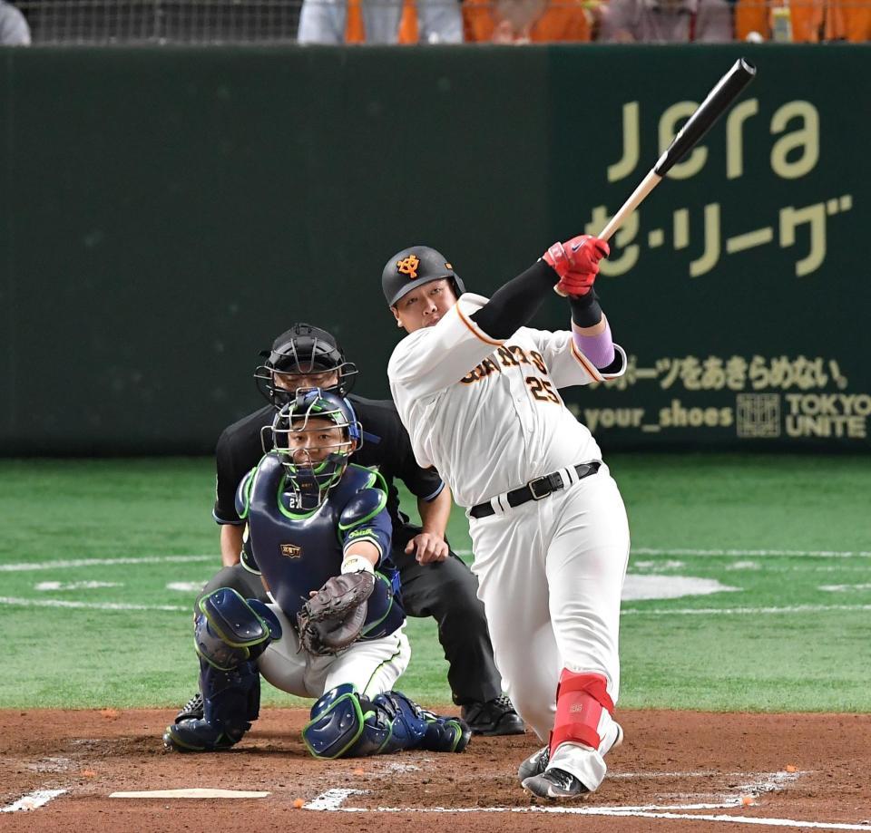 　６回、左中間へソロを放つ岡本和＝２０日