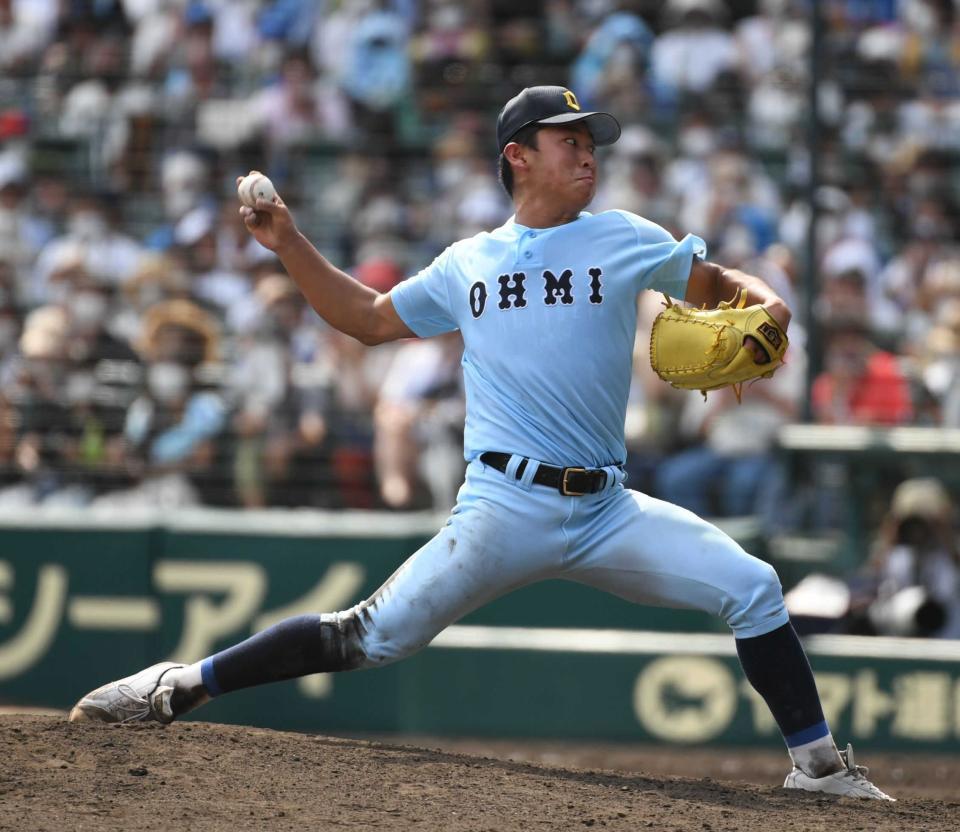 　夏の甲子園で力投する近江・山田陽翔