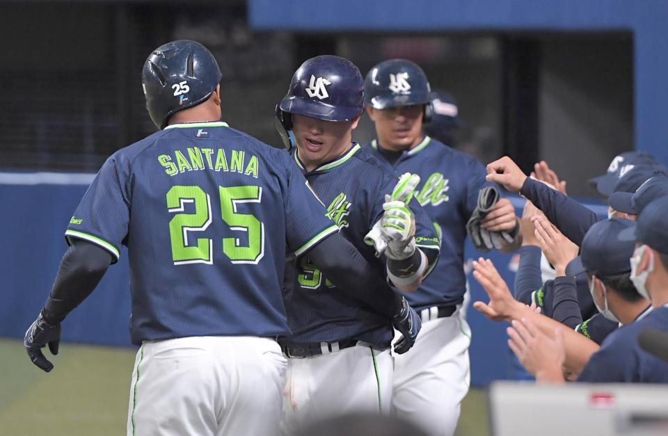 　４回、逆転３ランを放ったサンタナ（左）を祝福する村上（中央）＝撮影・高部洋祐