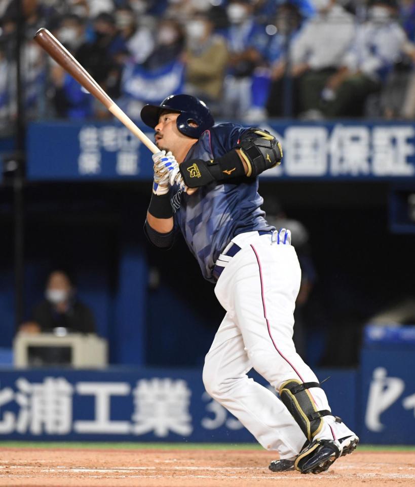 　４回、宮崎は左中間に１２号同点ソロを放つ（撮影・佐藤厚）