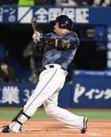 　６回、宮崎は右越えに２試合連続の１３号ソロを放つ（撮影・佐藤厚）