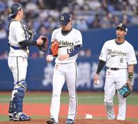 　４回途中、降板する山岡（中央）＝撮影・高部洋祐